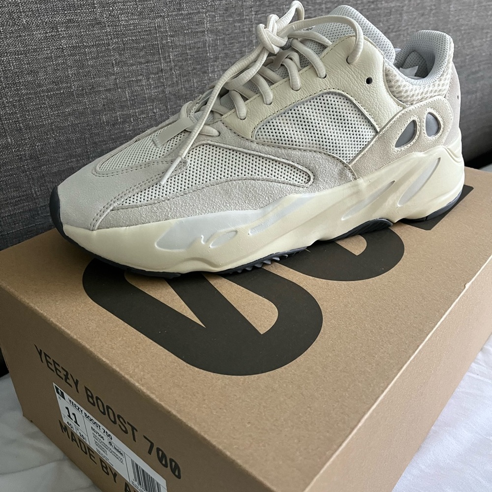 Yeezy Boost 700 (BRAND NEW)